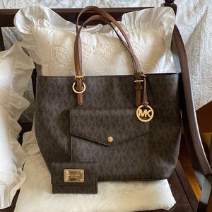 👜🤎Michael Kors Logo Saffiano Leather Tote & Matching Wallet Set🤎👜